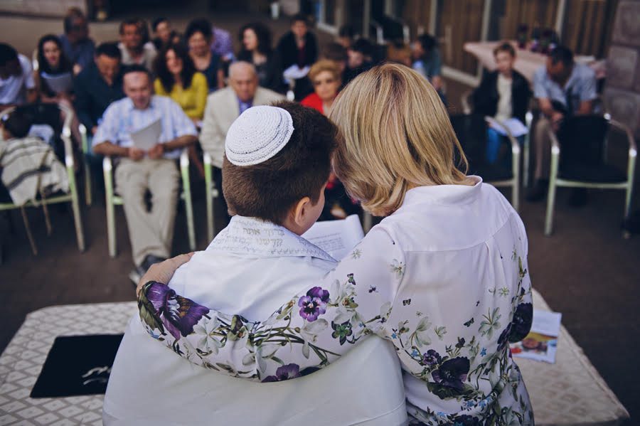 אמא-מחבקת-בן-בר-מצווה